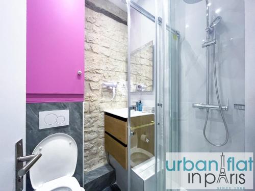 une salle de bain avec une douche avec des toilettes et un lavabo dans l'établissement Urban Flat 193 - Barbie in Paris, à Paris