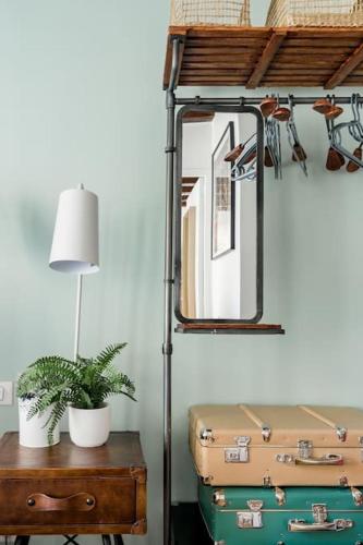une chambre avec un miroir et une table avec des bagages dans l'établissement Marais Place des Vosges peaceful air-conditioned, à Paris