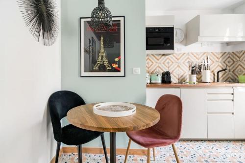 - une cuisine avec une table et deux chaises dans l'établissement Marais Place des Vosges peaceful air-conditioned, à Paris