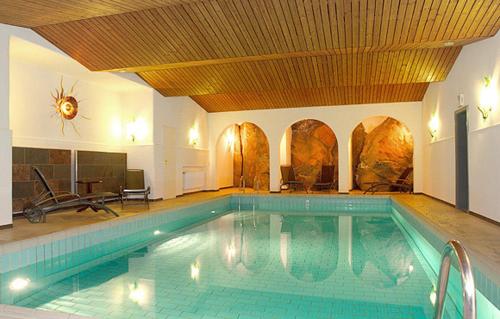 Бассейн в Schloßhotel Kurfürstliches Amtshaus Dauner Burg или поблизости