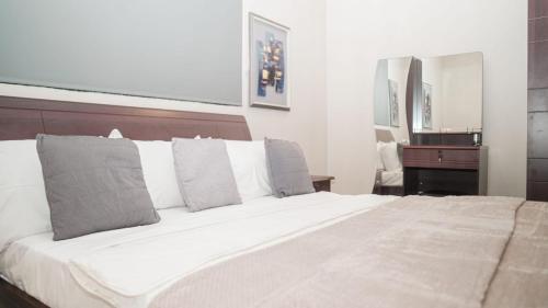 BijiloにあるRelax Water Front Serviced Apartment (Three Bedroom)のピアノ付きの客室内の大きな白いベッド