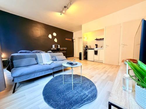 un salon avec un canapé bleu et une table dans l'établissement Appartement 3 prsn Au pied de la Citadelle, à Besançon