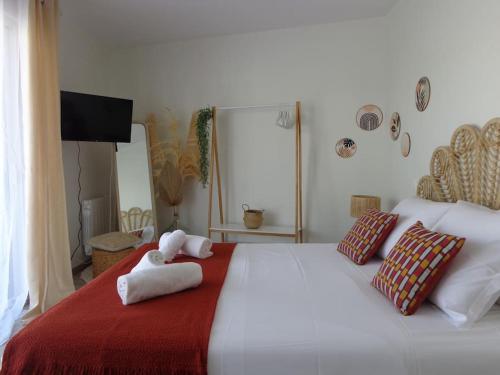 une chambre avec un grand lit avec deux animaux en peluche dessus dans l'établissement Appartement de standing Pontaillac, à Royan