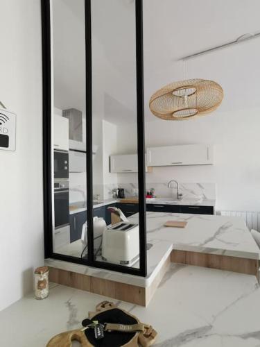 - une cuisine avec un comptoir et un grille-pain dans l'établissement Appartement de standing Pontaillac, à Royan