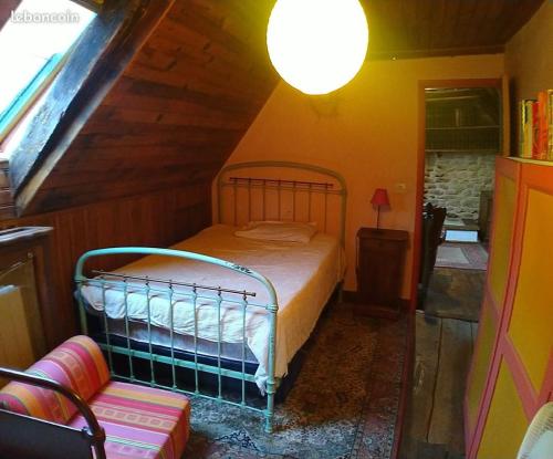 Ένα ή περισσότερα κρεβάτια σε δωμάτιο στο Maison préservée et authentique dans une Bastide du Lot