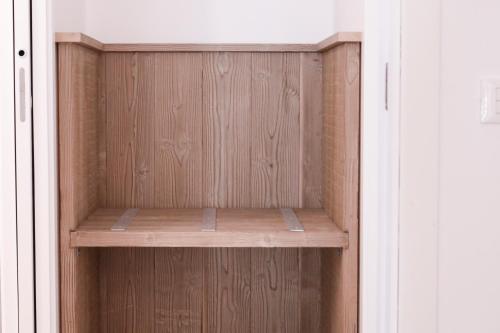 a closet with a wooden shelf in a room at Suite Alpina, profumo di legno e relax totale in Maso