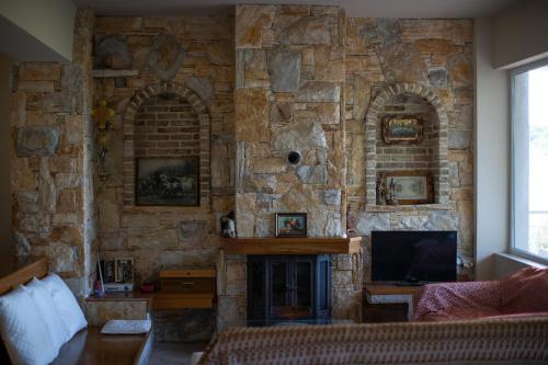 TV a/nebo společenská místnost v ubytování Mulberry house Nea makri