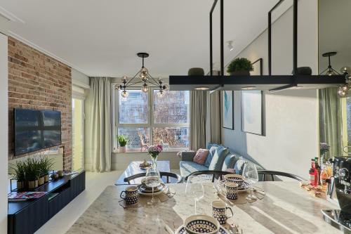 Televiisor ja/või meelelahutuskeskus majutusasutuses Golden Hour Apartments- Grunwaldzka 42