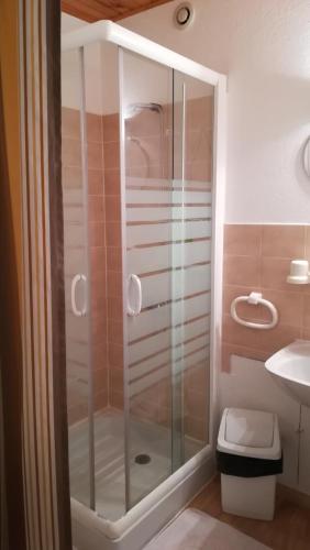une douche dans une salle de bain avec toilettes et lavabo dans l'établissement La Valade, à Sémussac