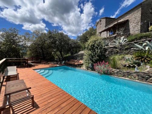 สระว่ายน้ำที่อยู่ใกล้ ๆ หรือใน Maison de Charme avec piscine et Jacuzzi au dessus de la rivière