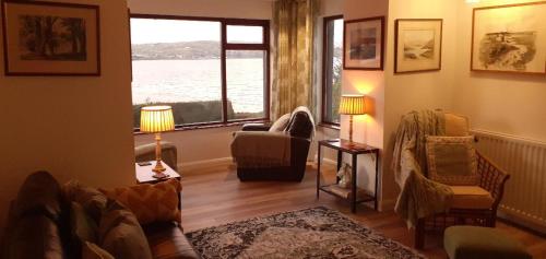 Stunning views from The Bay, Glenariffe beachにあるシーティングエリア