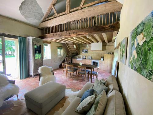un salon avec un canapé et une table dans l'établissement Domaine de La Lipomerie - LA PETITE MAISON, à Gâprée