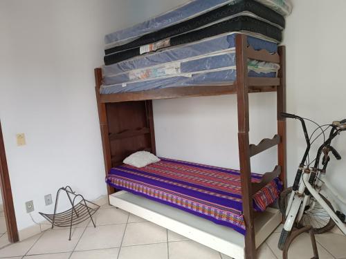 una litera en una habitación con escalera en Teixeira e Souza, en Cabo Frío