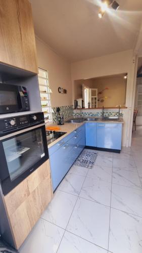 Küche/Küchenzeile in der Unterkunft La Mignonnette Kréole Villa familiale 4 pers