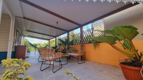 Ein Balkon oder eine Terrasse in der Unterkunft La Mignonnette Kréole Villa familiale 4 pers