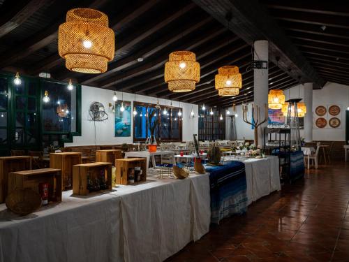 una grande stanza con tavolo con tovaglia bianca di Resort Hotel El Cortijo & Spa a Chefchaouen