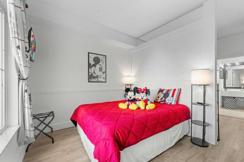 Un dormitorio con una cama roja con fruta. en 3 Beds Disneyfree Shuttle, en Orlando