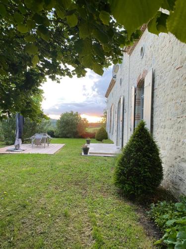 Κήπος έξω από το Manoir BLANCHE HAUT Chambres et tables d hôtes