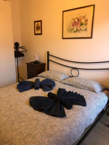 Una cama con dos pajaritas negras encima en Casa Turchese, en Merano