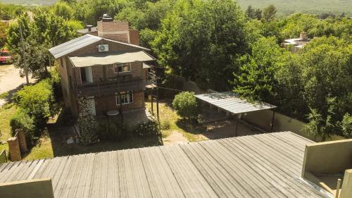 an overhead view of a house on top of a roof at PUEBLO MIO in Cosquín