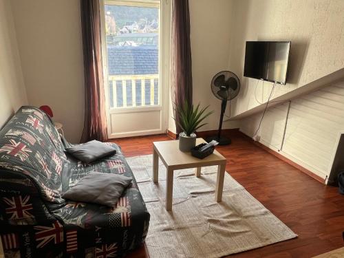 un salon avec un canapé et une table dans l'établissement Loc luz st sauveur 1, à Luz-Saint-Sauveur