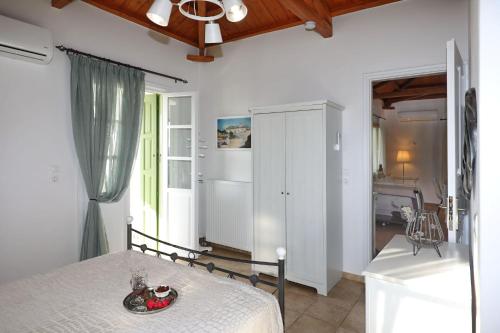 Un dormitorio con una cama con un plato de fruta. en Skopelos villa Konstans, en Skopelos Town
