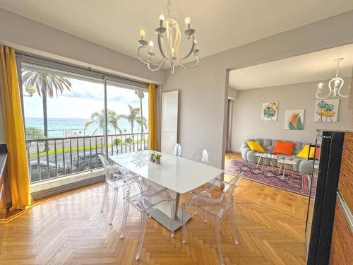 une salle à manger avec une table et une vue sur l'océan dans l'établissement Cosy Cariatides Condo Promenade, à Nice
