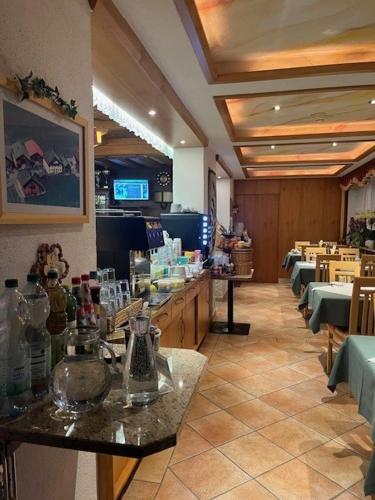 um restaurante com um balcão e cadeiras num quarto em Gästeheim Prantl em Sölden