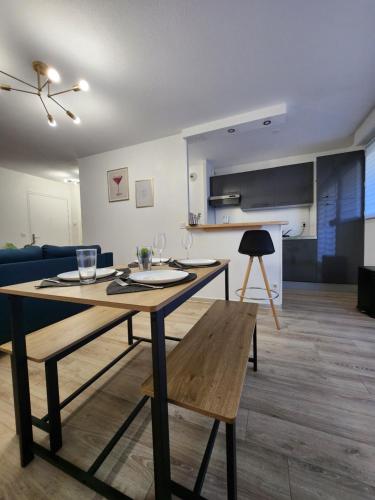 Il comprend un salon avec une table à manger et une cuisine. dans l'établissement Appart tout confort & équipé TT, à Épinal