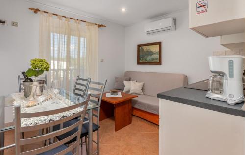 une cuisine et un salon avec une table dans l'établissement Nice Apartment In Mundanije With Wifi, à Mundanije