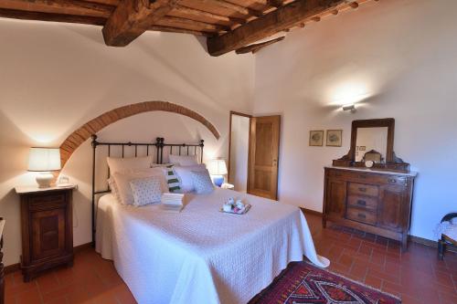 Un dormitorio con una cama grande en una habitación. en La Contessina at Montebuoni, en Gaiole in Chianti