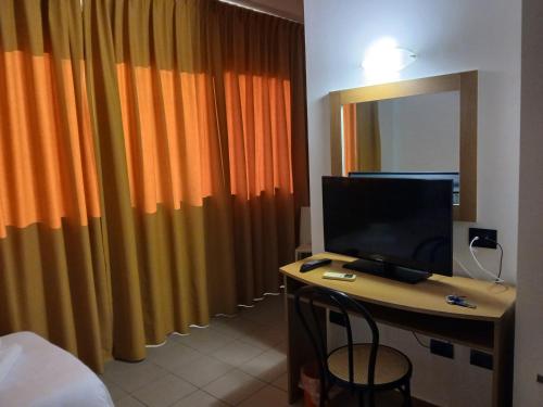 TV a/nebo společenská místnost v ubytování Hotel Ponsacco HP