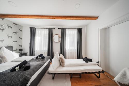 a bedroom with two beds and a couch at Innsbruck City Chalet in Innsbruck