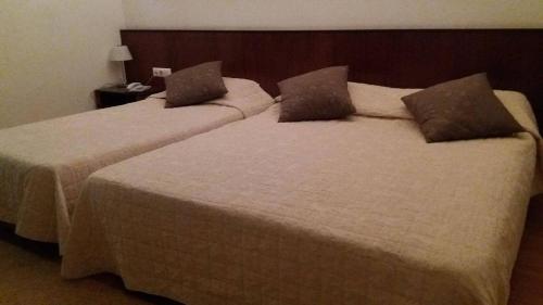 Tempat tidur dalam kamar di Acropol Hotel