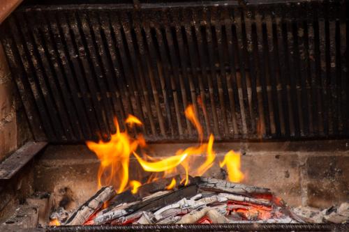 a grill with a bunch of fire in it at Casa Ana in Câmpulung Moldovenesc