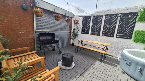 patio z wanną, ławką i umywalką w obiekcie HotTub,Sauna,Massage,BBQ,Games,Beach! w mieście Sunderland