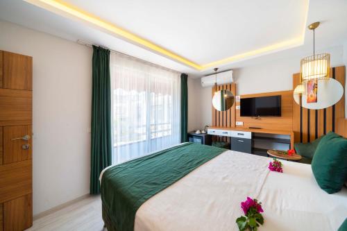 Una cama o camas en una habitación de Mogons Exclusive Hotel