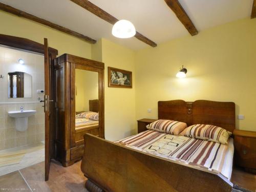 a bedroom with a bed and a bathroom with a mirror at Kwatery Prywatne-Willa "Nadzieja" in Świeradów-Zdrój