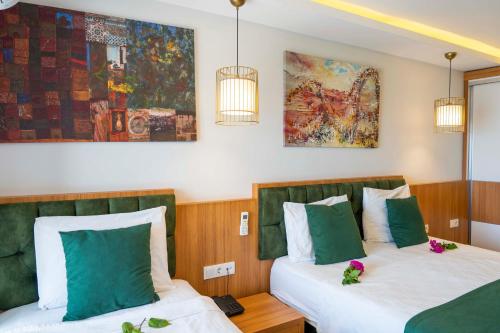 Una cama o camas en una habitación de Mogons Exclusive Hotel