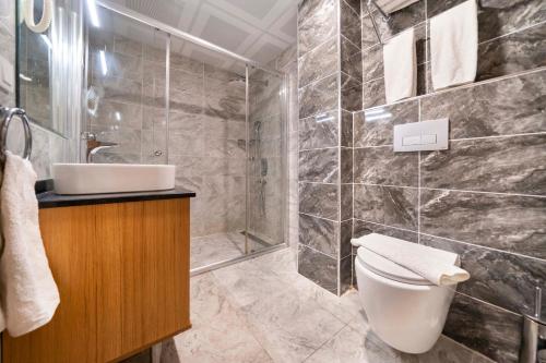 Un baño de Mogons Exclusive Hotel