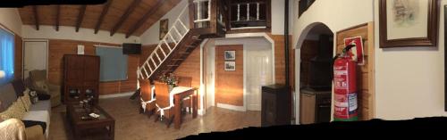 ein Wohnzimmer mit einer Wendeltreppe in einem Haus in der Unterkunft La casita in Tarazona de la Mancha