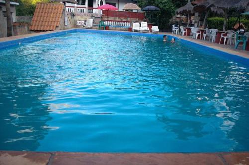 einen Pool mit blauem Wasser in einem Resort in der Unterkunft Cabaña El Bosque in Independencia