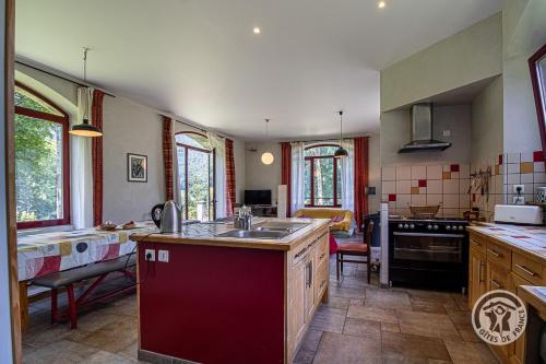 une cuisine avec un évier et un plan de travail dans l'établissement Maison à Luz St Sauveur dans un cadre Idyllique, à Luz-Saint-Sauveur