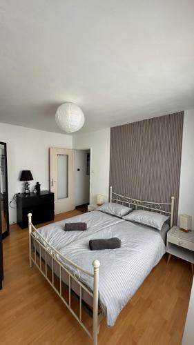 une chambre avec un grand lit avec deux oreillers dessus dans l'établissement Apparemment spacieux et lumineux pour 6 voyageurs, à Strasbourg