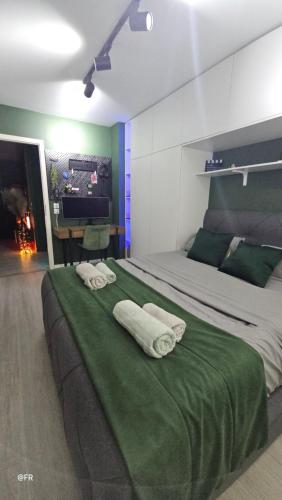 sypialnia z dużym łóżkiem i ręcznikami na nim w obiekcie Superbe appartement dans un quartier neuf et calme w Strasburgu