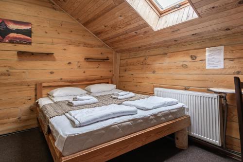 Postel nebo postele na pokoji v ubytování Alpin Eco Chalet & Wellness