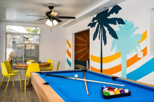- Sala de estar con mesa de billar y ventilador de techo en Private Oasis Pool Putting Green & Court, en Largo