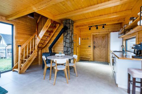 Η κουζίνα ή μικρή κουζίνα στο Domki Szlembark- widok na Tatry, jacuzzi