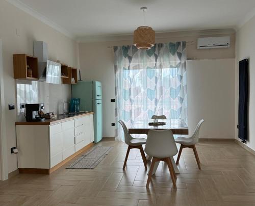 トロペアにあるStefanelli Tropea Homeのテーブルと椅子のあるキッチンとダイニングルーム