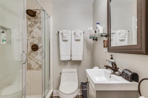 Ένα μπάνιο στο Family Apartment with Deck and Yard Near Northwestern